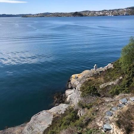 Koselig Nyoppusset 3 Roms Leilighet Med Egen Parkeringsplass I Rolige Omgivelse Naer Sjoen, 2 Mil Nord For Bergen Sentrum. Dış mekan fotoğraf